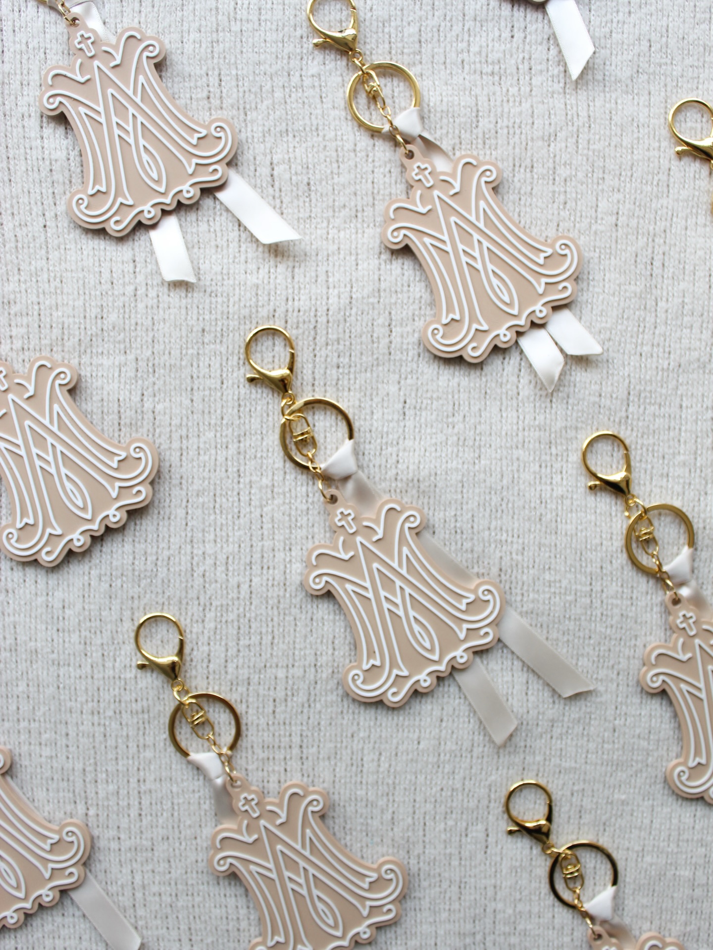 • Ave Maria •
Dos letras entrelazadas. Un nombre que ha acompañado la fe de la