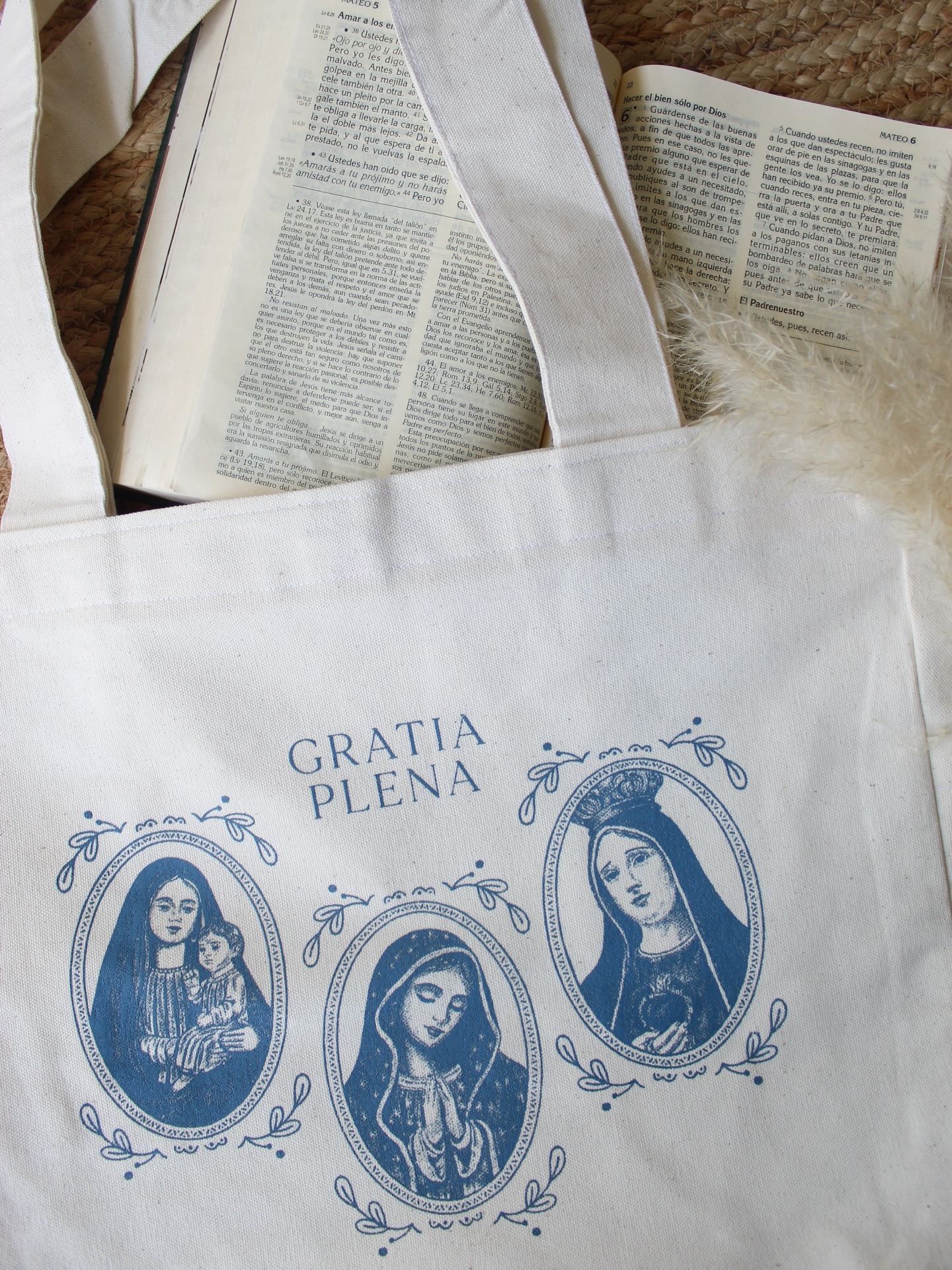 • Gratia Plena •
Este diseño nació de una devoción muy personal.
Las ilustraci